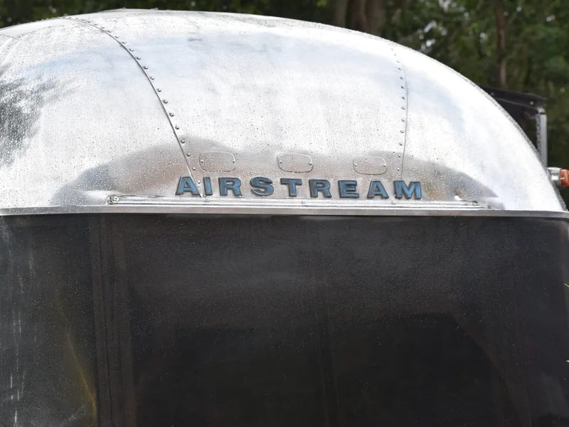 Formule 1 Airstage : location brute Airstream Sovereign 1975 en aluminium poli