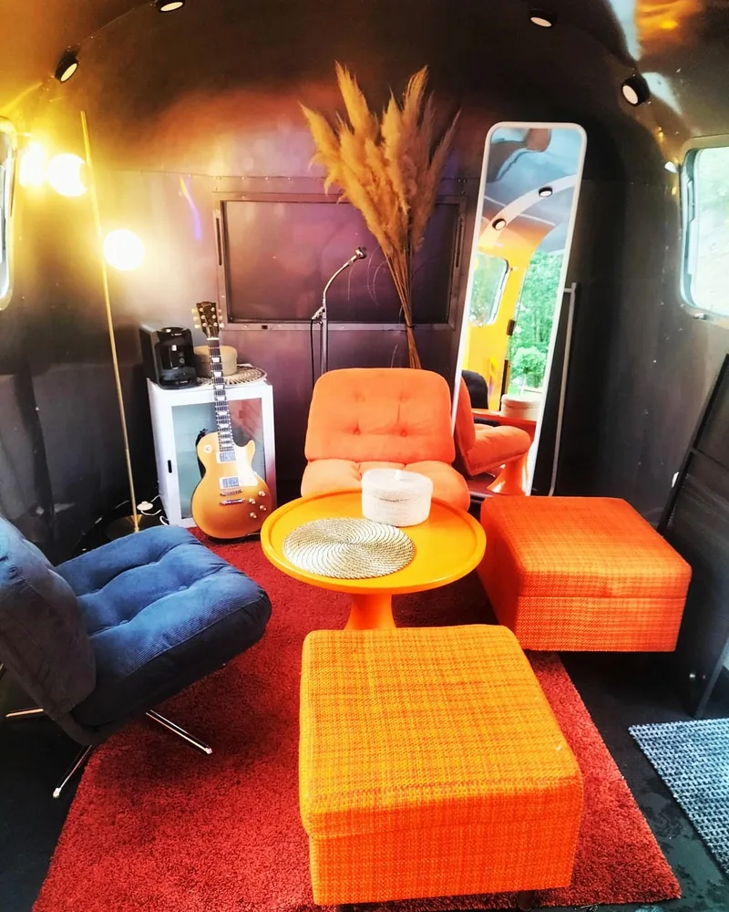 Loges VIP rétro et espace détente aménagé dans l'Airstream - Airstage