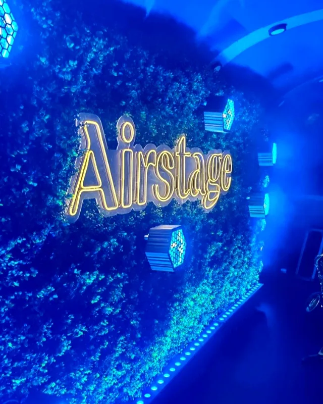 Mur végétal et néon lumineux Airstage sur scène mobile